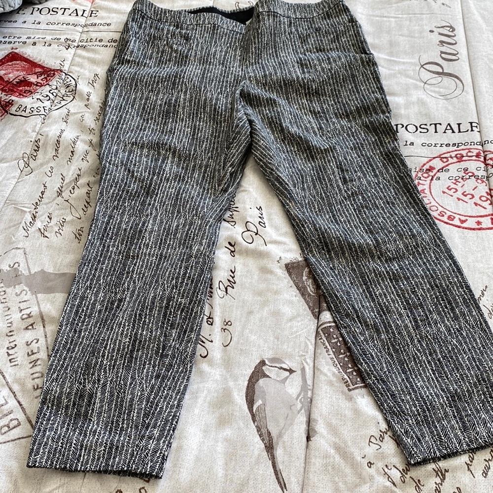 Black and white print ankle pants.